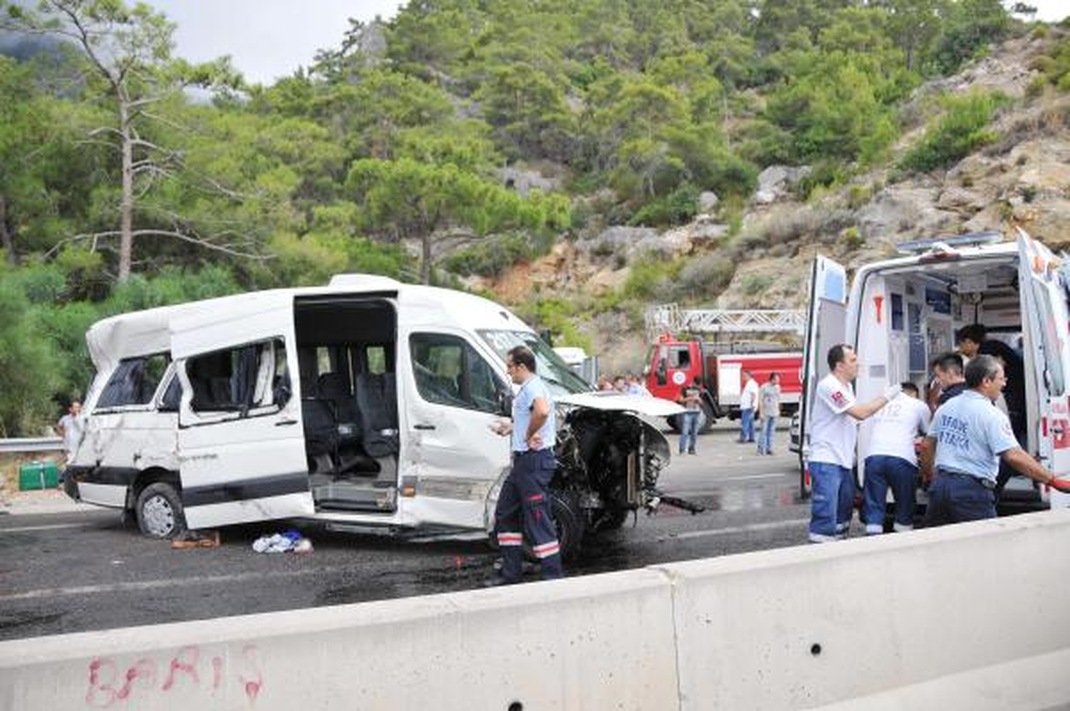 Antalya\'da Turistleri Taşıyan Minibüs Kaza Yaptı: 9 Yaralı