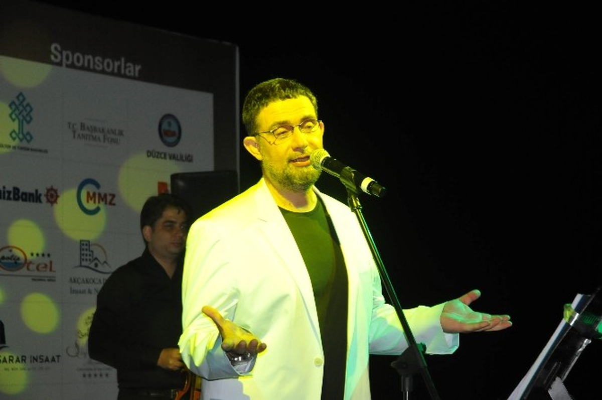Ünlü Şair İbrahim Sadri Akçakoca\'da İzleyenleri Büyüledi