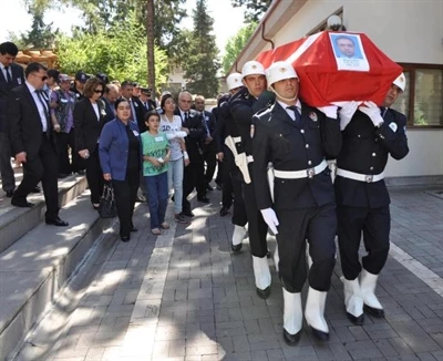 Uşak'ta Trafik Kazasında Ölen Polis Memurunun Cenazesı Toprağa Verildi