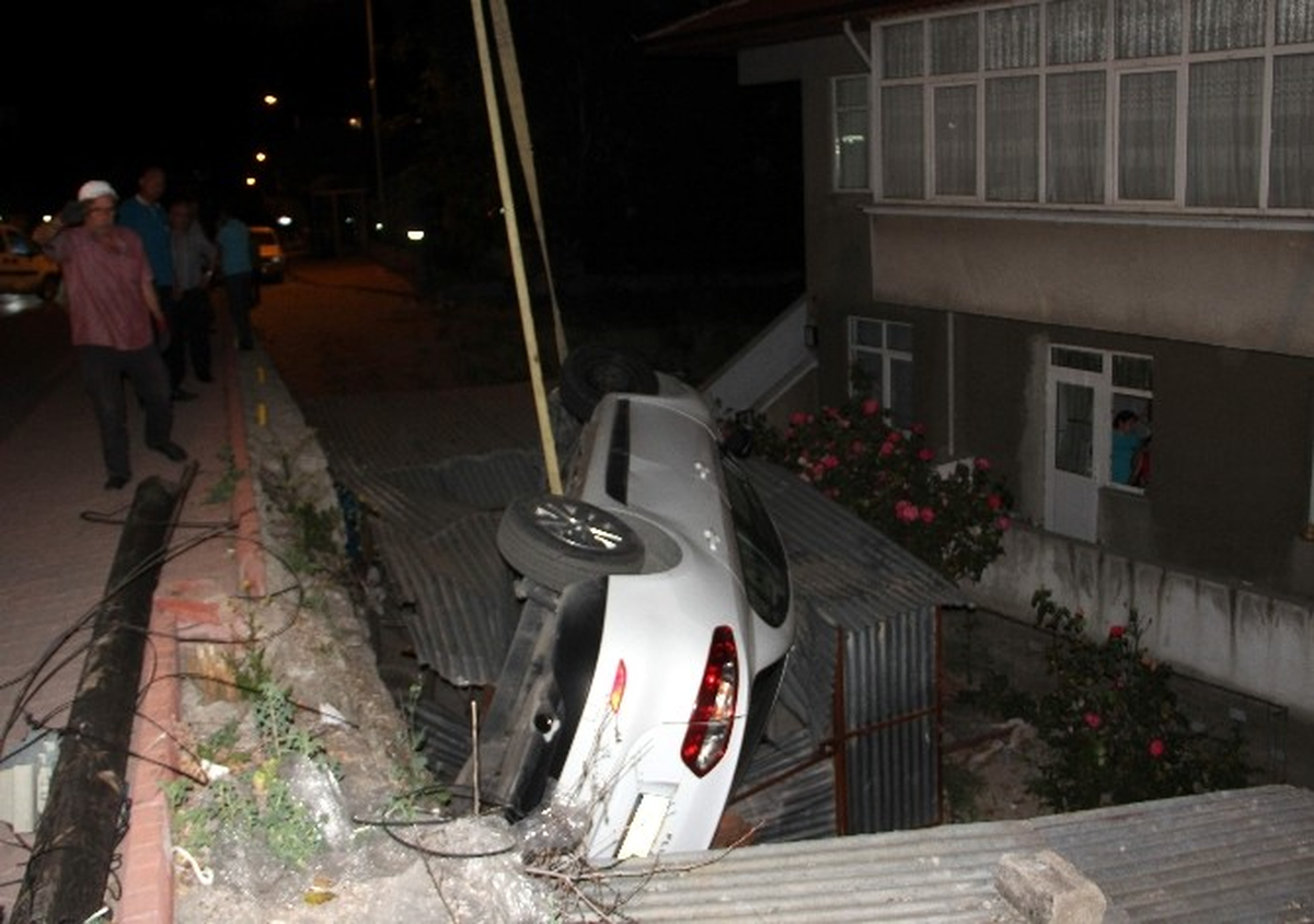 Virajı Alamayan Otomobil Garajın Üstüne Uçtu