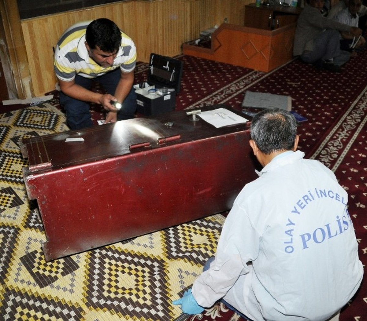 Yardım Kasasını Cami Kapısından Çıkaramayınca Bırakıp Kaçtılar