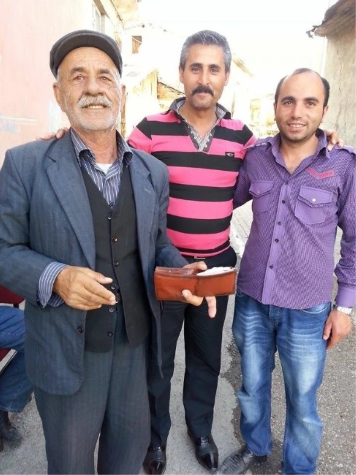 Erzurum\'da Yolda Bulduğu Para Dolu Cüzdanı Sahibine Teslim Etti