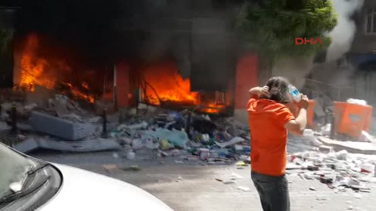 Zeytinburnu\'daki Patlama Sonrası Çıkan Yangın Cep Telefonunda