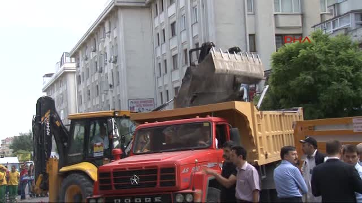 Zeytinburnu\'nda Enkaz Kaldırma Çalışması Başladı