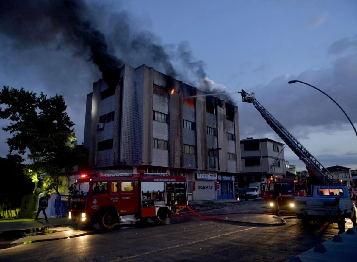 Zeytinburnu\'nda Kimyasal Madde Deposunda Yangın: 1 Yaralı