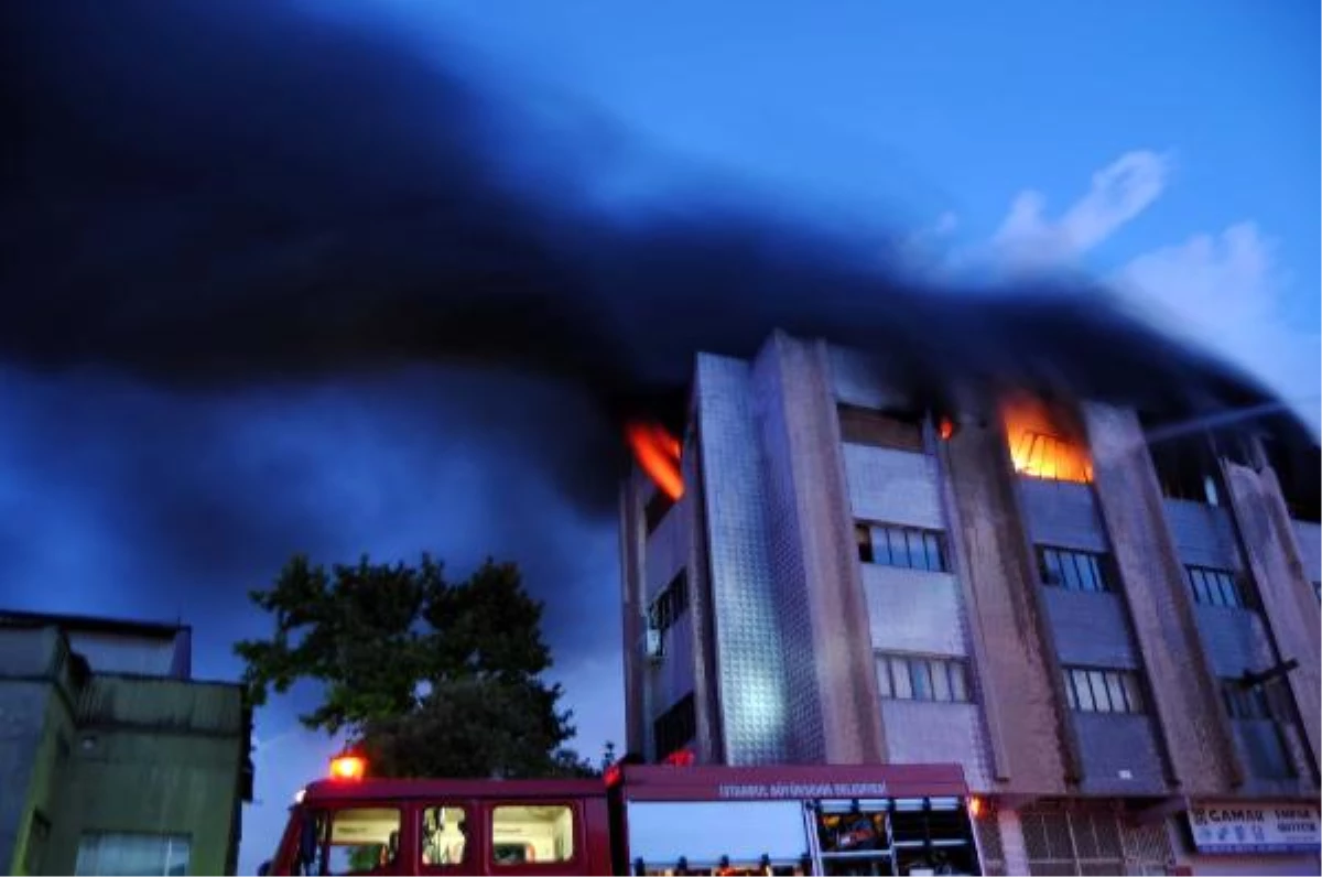 Zeytinburnu\'nda Kozmetik Deposunda Yangın