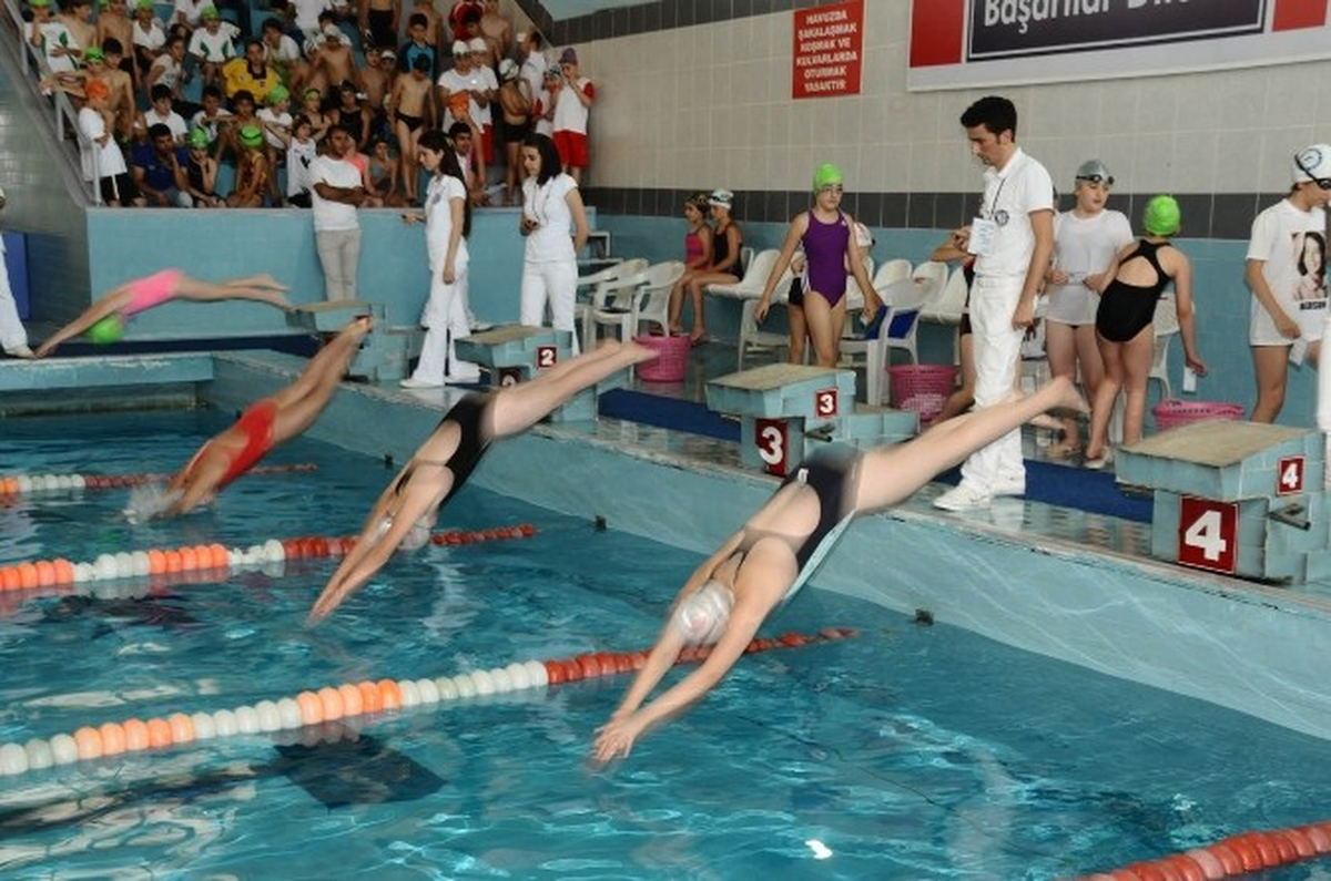 400 Lisanlı Sporcu, Erzurum\'da Kulaç Attı