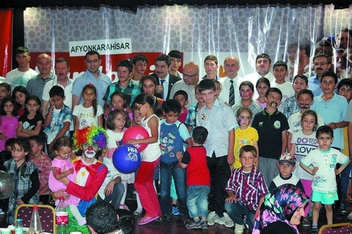 Afyonkahisar\'da Yetimlerin Yüzünü Güldüren İftar