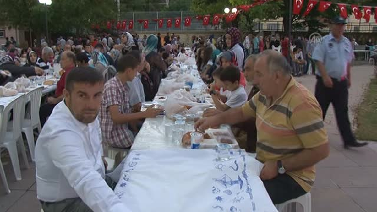 Bakan Işık, Körfez ilçesinde vatandaşlarla iftar yaptı -