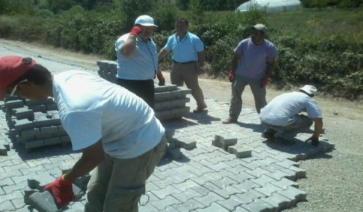 Belediye Başkanı Kendi Elleriyle Parke Taşı Döşüyor