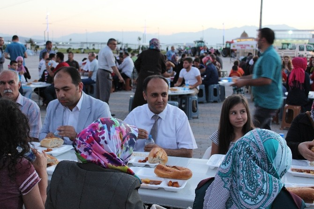 Beyşehir\'de Yetimler Kardeşlik İftarında Buluştu