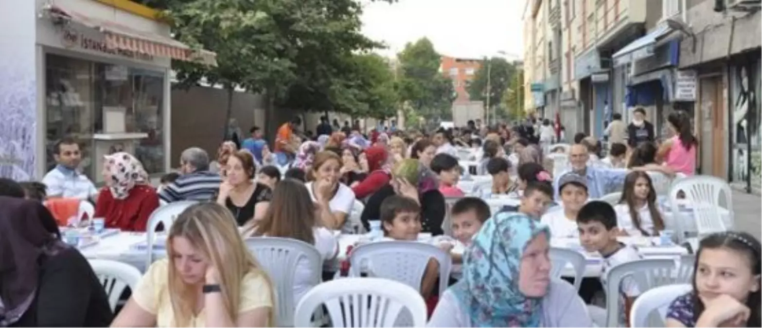 Binlerce Bayrampaşalı Komşuluk İftarında Buluştu