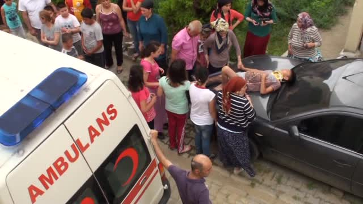 Bisiklette dengesini kaybeden çocuklar bahçe duvarından düştü -