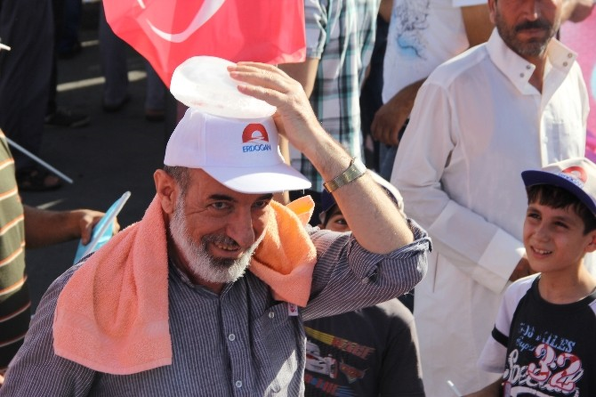 Buz Küpüyle Mitingi İzledi