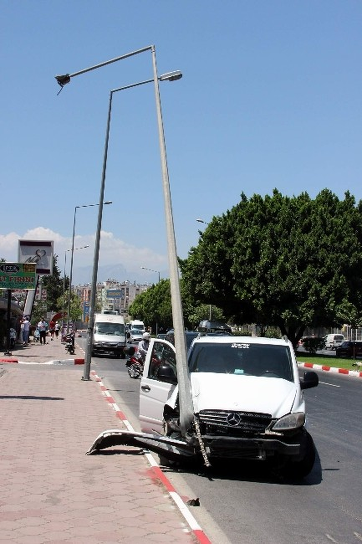 Çarparak Söktüğü Elektrik Direğini 60 Metre Sürükledi