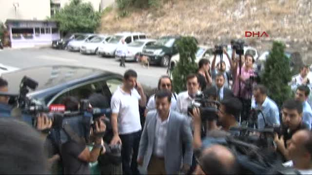 Demirtaş: Başka Siyasetçiler Gibi Elimize Silah Almayız