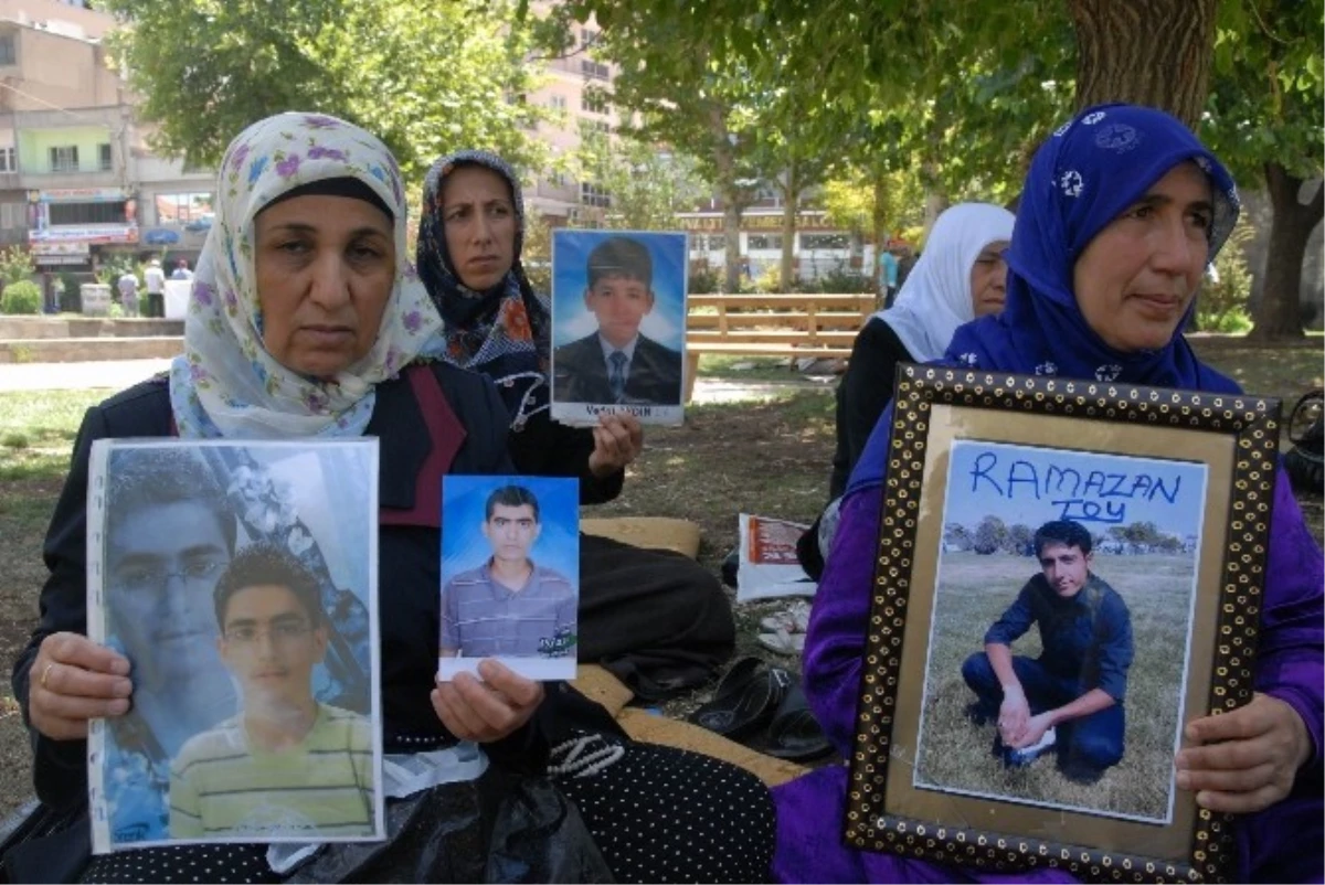 Diyarbakır\'daki Annelerin Çifte Hasret Bekleyişleri Sürüyor