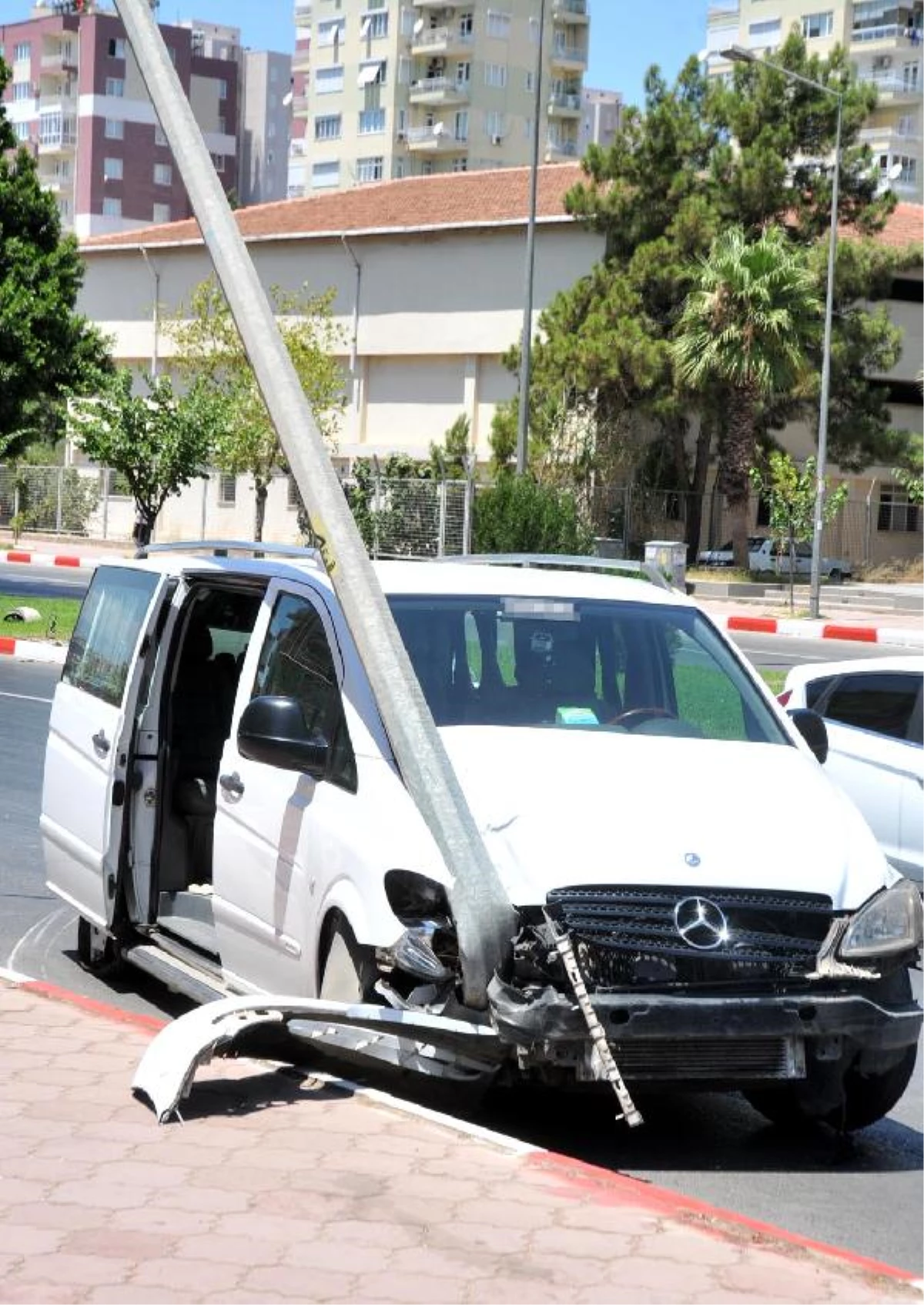 Elektrik Direği Minibüse Saplandı