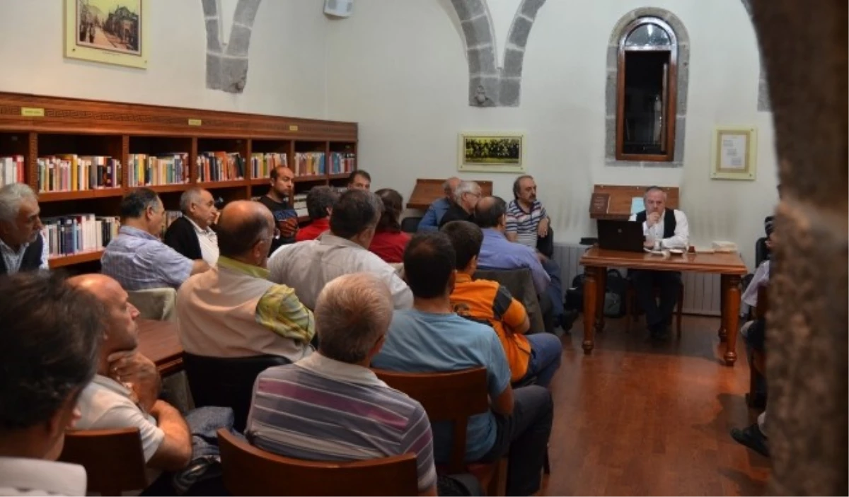 Erzurumlu Emrah Müze Kütüphanesi\'nde Konuşmacı M. Hanefi İspirli\'ydi