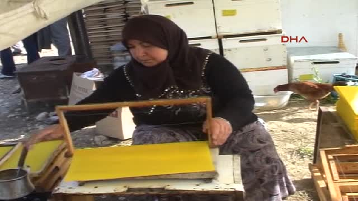 Eşiyle, Ordu\'dan Muş\'a Gelip Arıcılık Yapıyor