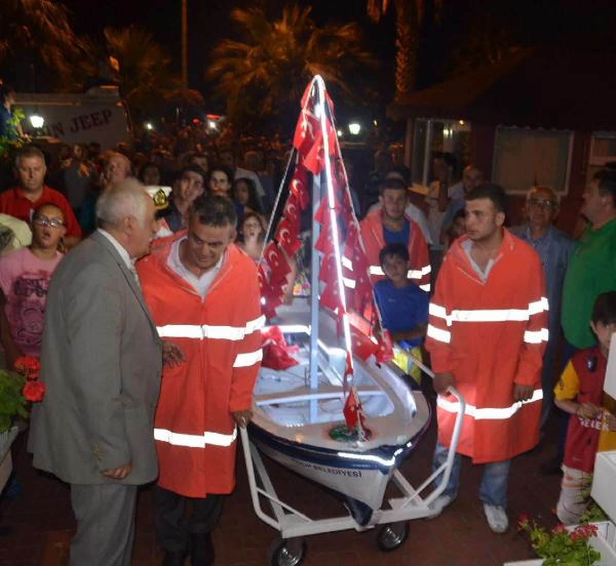 Helesa Şenliği\'nde Kayıkla Para Topladılar