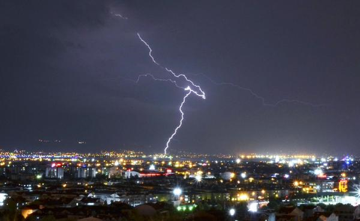 İzmit\'te, Gece Yarısı Şimşek Şöleni