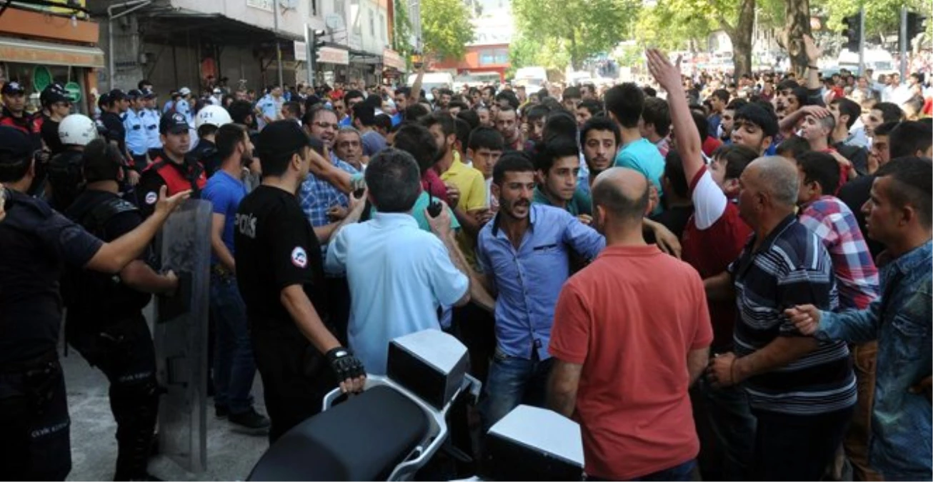 Kahramanmaraş\'ta \'Suriyeli İstemiyoruz\' Eylemi: 2 Yaralı 2 Gözaltı