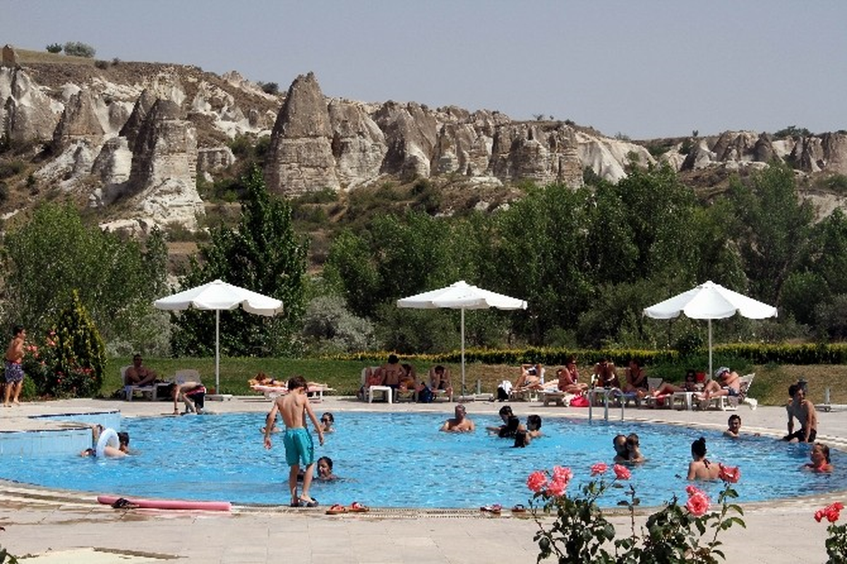 Kapadokya\'da Turistlerin Havuz Keyfi