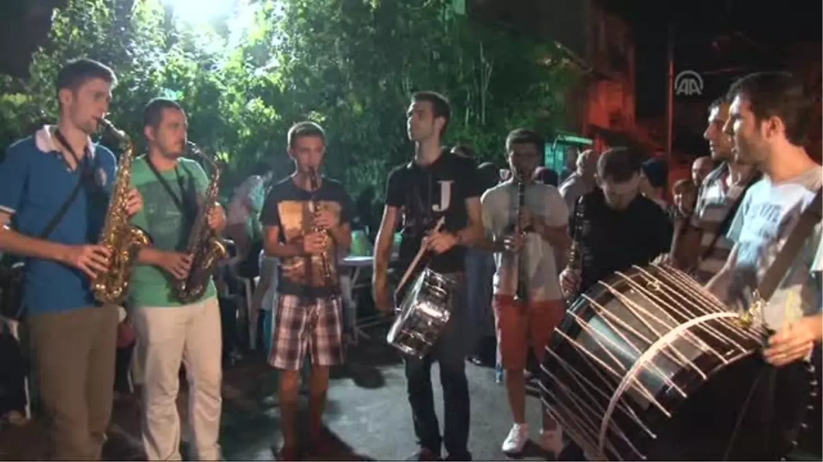 Klarnet ve saksafonla sahura kaldırıyorlar -