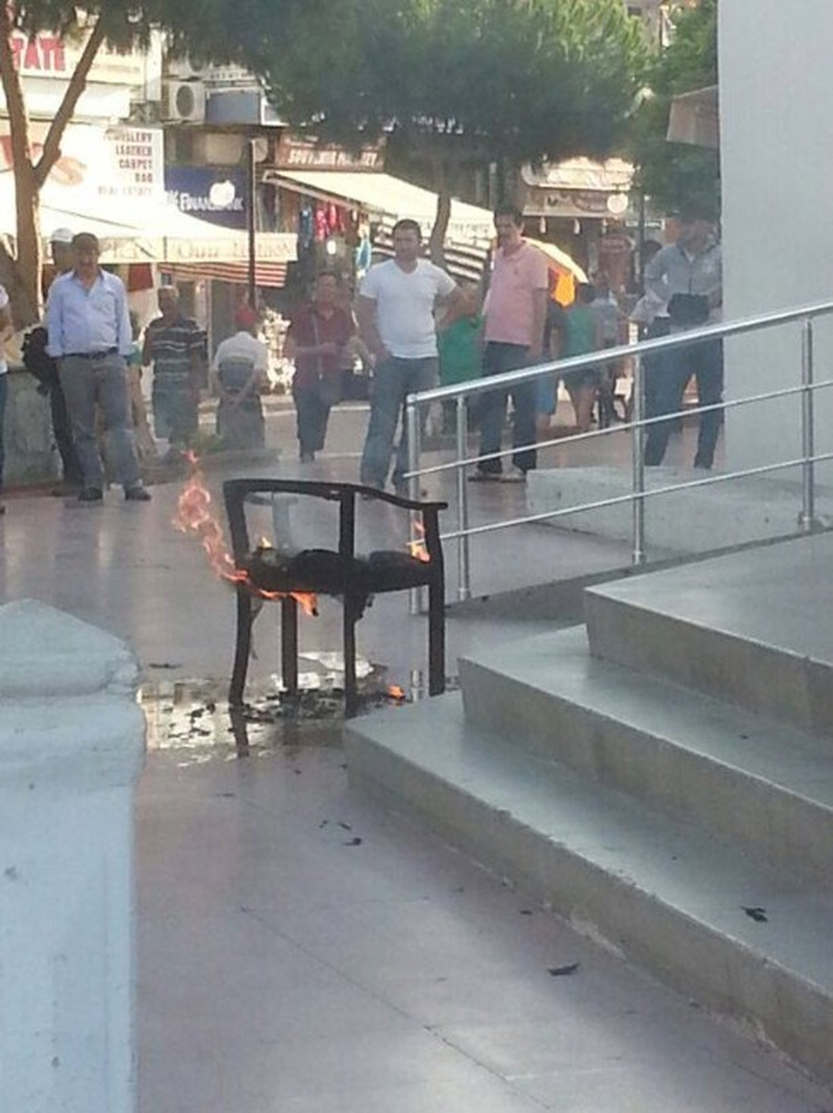 Kuşadası Belediyesi Önünde Kadın Esnaf Eylemi
