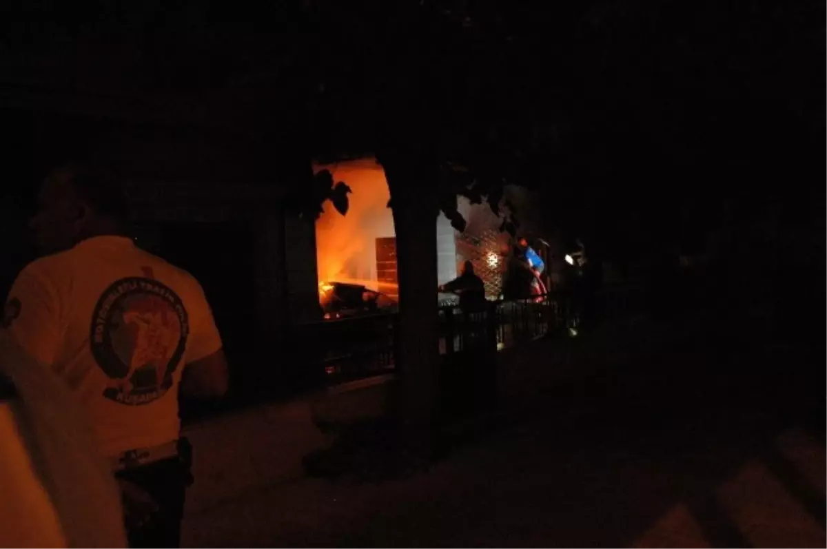 Kuşadası\'nda İş Hanında Yangın