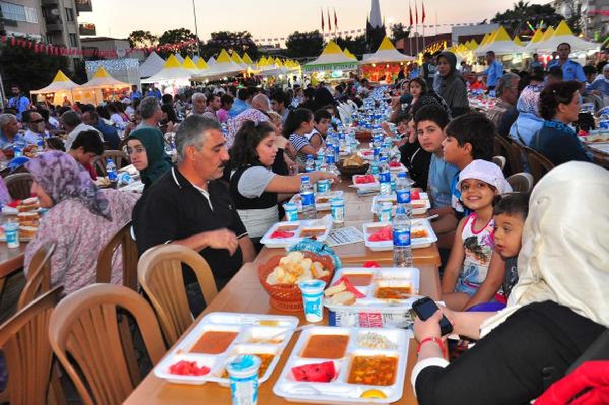 Manisa\'da Mültecilere İftar