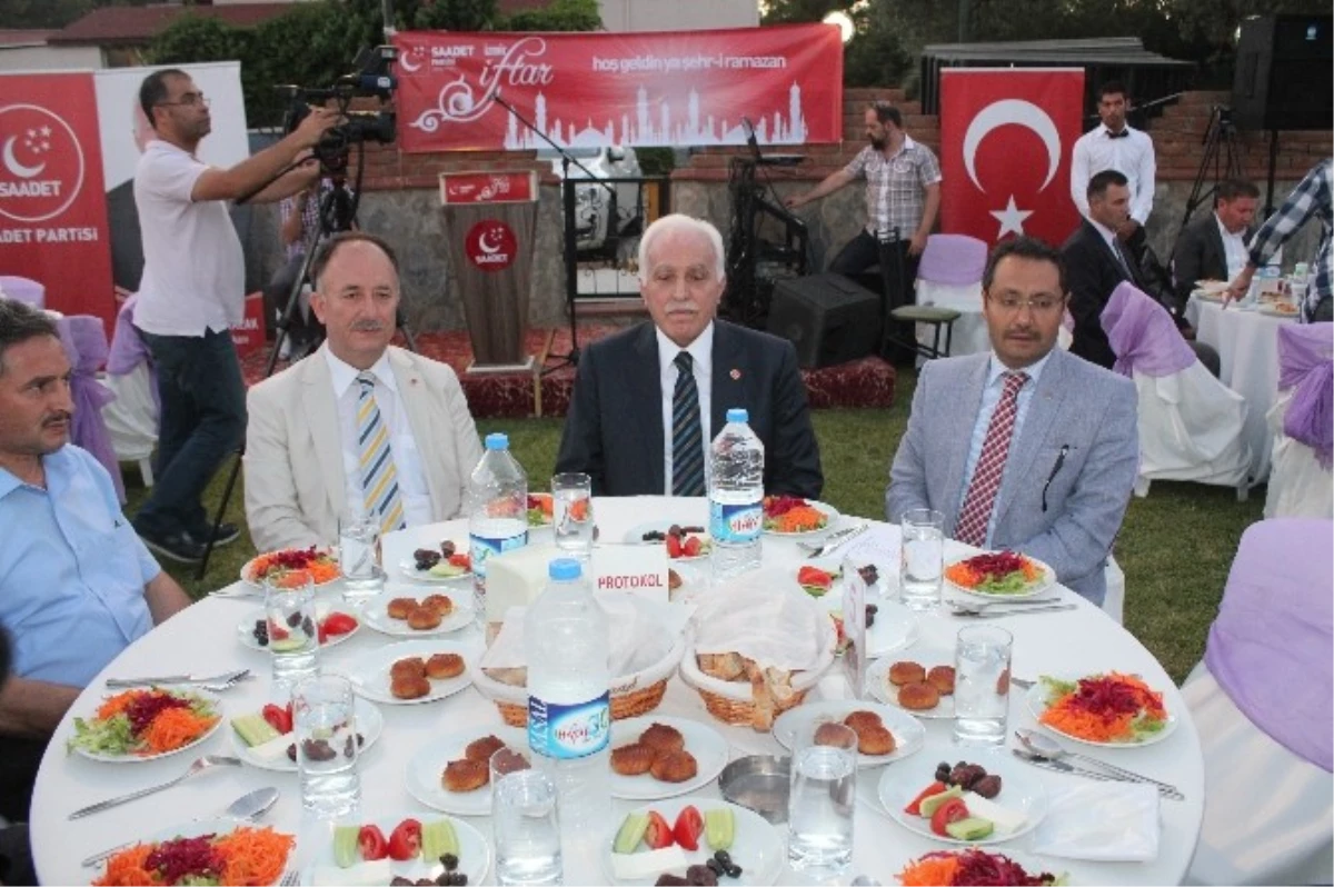 Mustafa Kamalak İzmir\'de Partisinin İftarına Katıldı