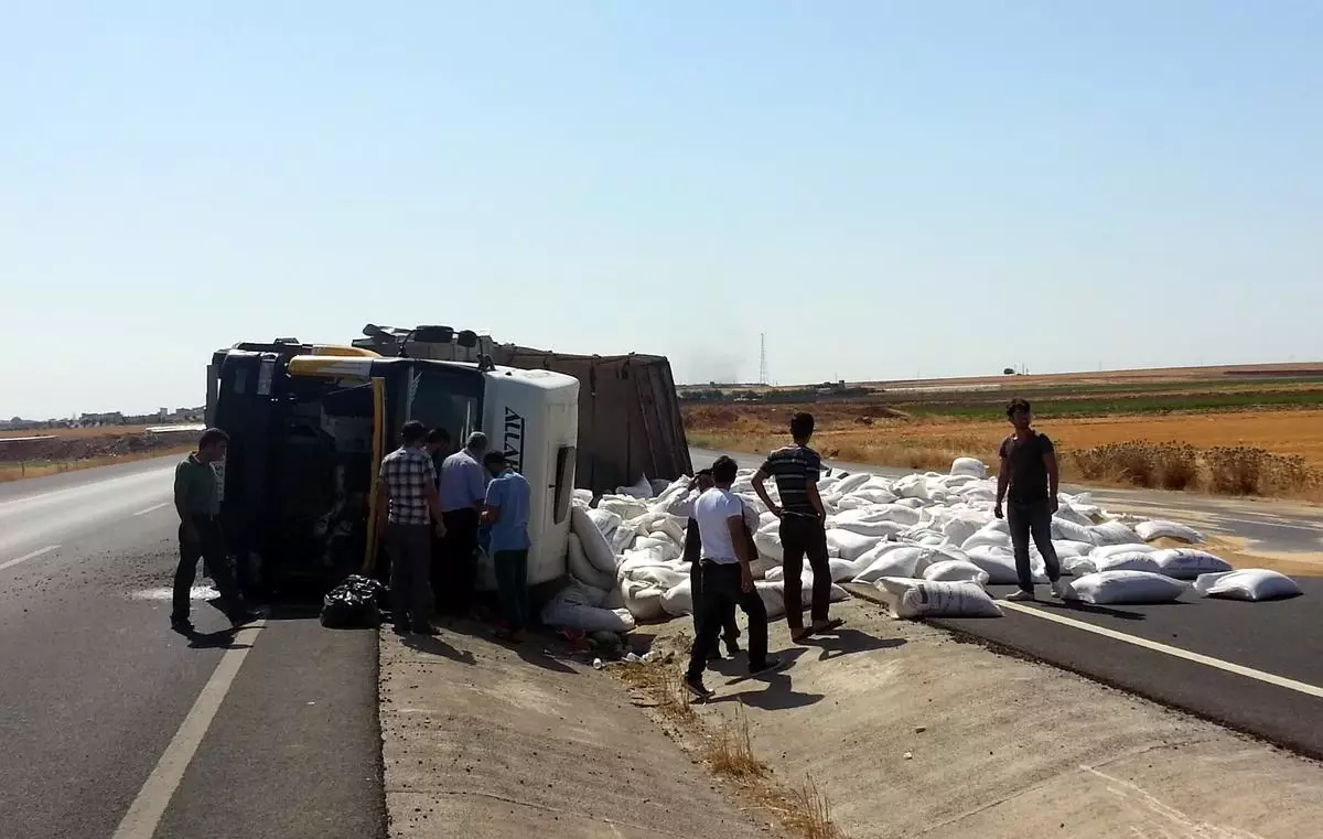 Nusaybin\'de Tırın Şarampole Yuvarlanması Sonucu 2 Kişi Yaralandı