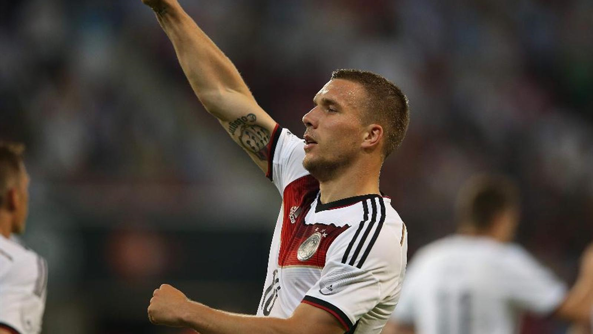 Podolski\'den Santos\'a Hediye
