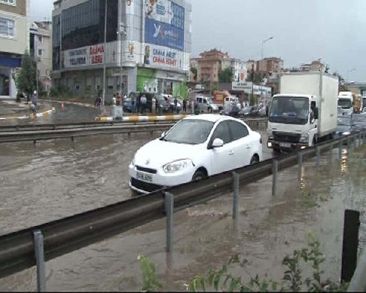 Sağanak Yağış D-100 Karayolunu Göle Çevirdi