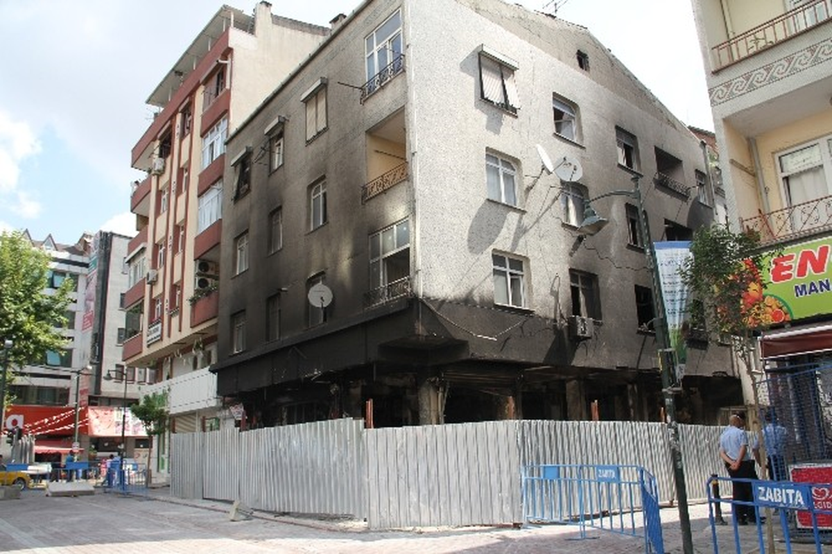 Savaş Alanına Dönen Sokakta Esnaf Yaralarını Sarıyor