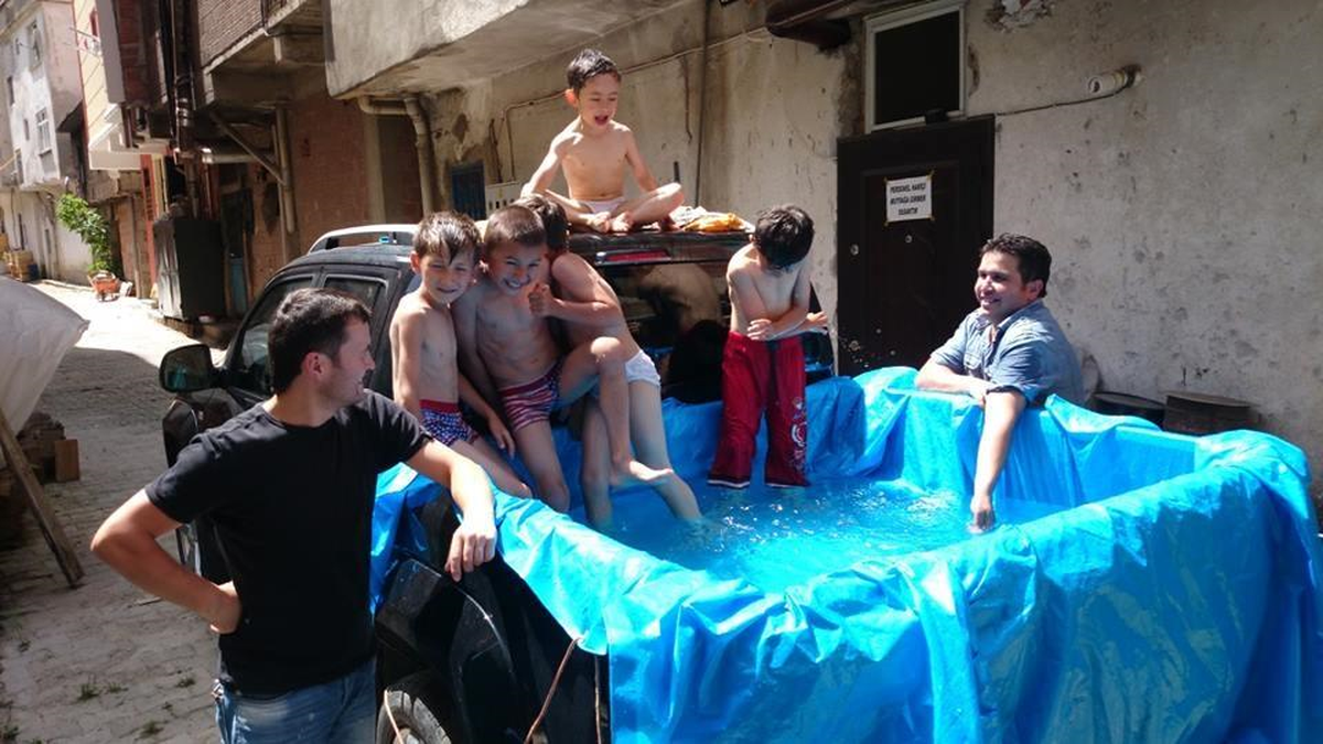 Sıcaktan Bunalan Çocuklar İçin Kamyonetini Havuz Yaptı