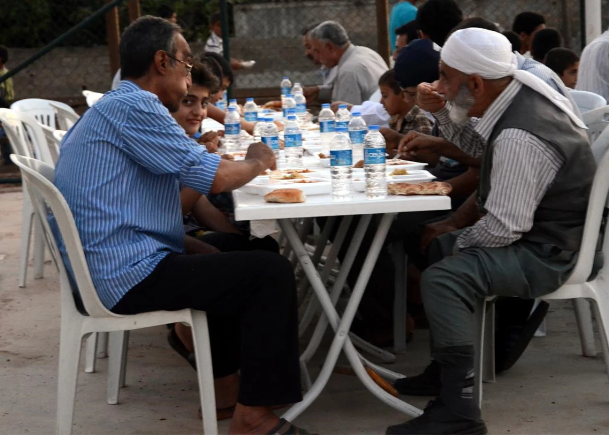 Suriyeli Mültecilere İftar Yemeği