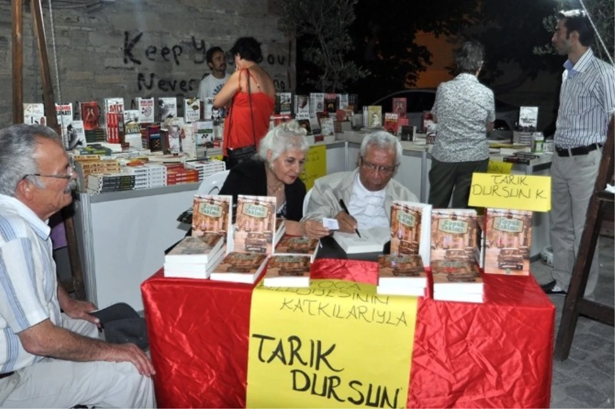 Tarık Dursun K., Foça Sanat Sokağı\'nda Edebiyaseverlerle Buluştu