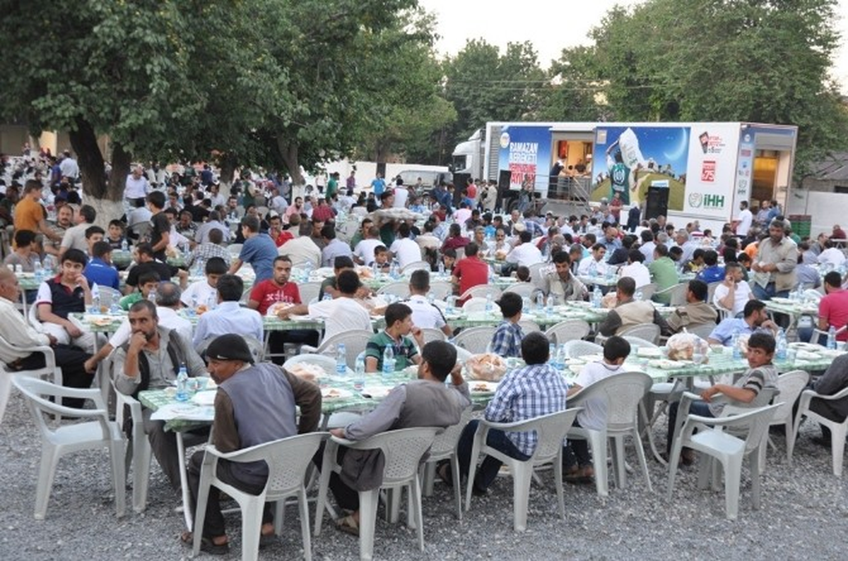 Tatvan\'da 2 Bin Kişiye İftar Yemeği