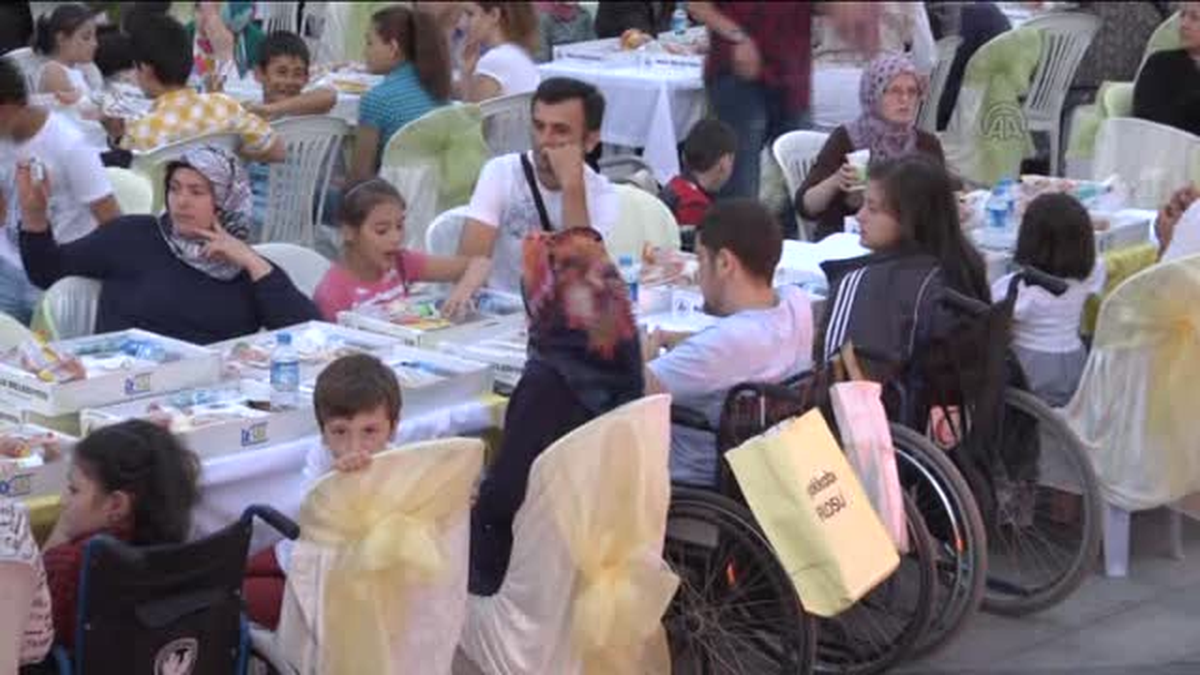 Yetimlere yönelik iftar programı - Bakan Yazıcı -