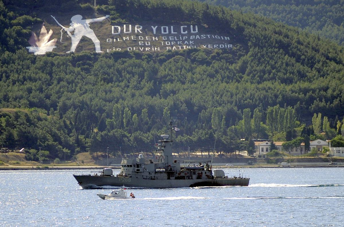 Yunan Donanmasına Ait Gemi Çanakkale Boğazı\'ndan Geçti