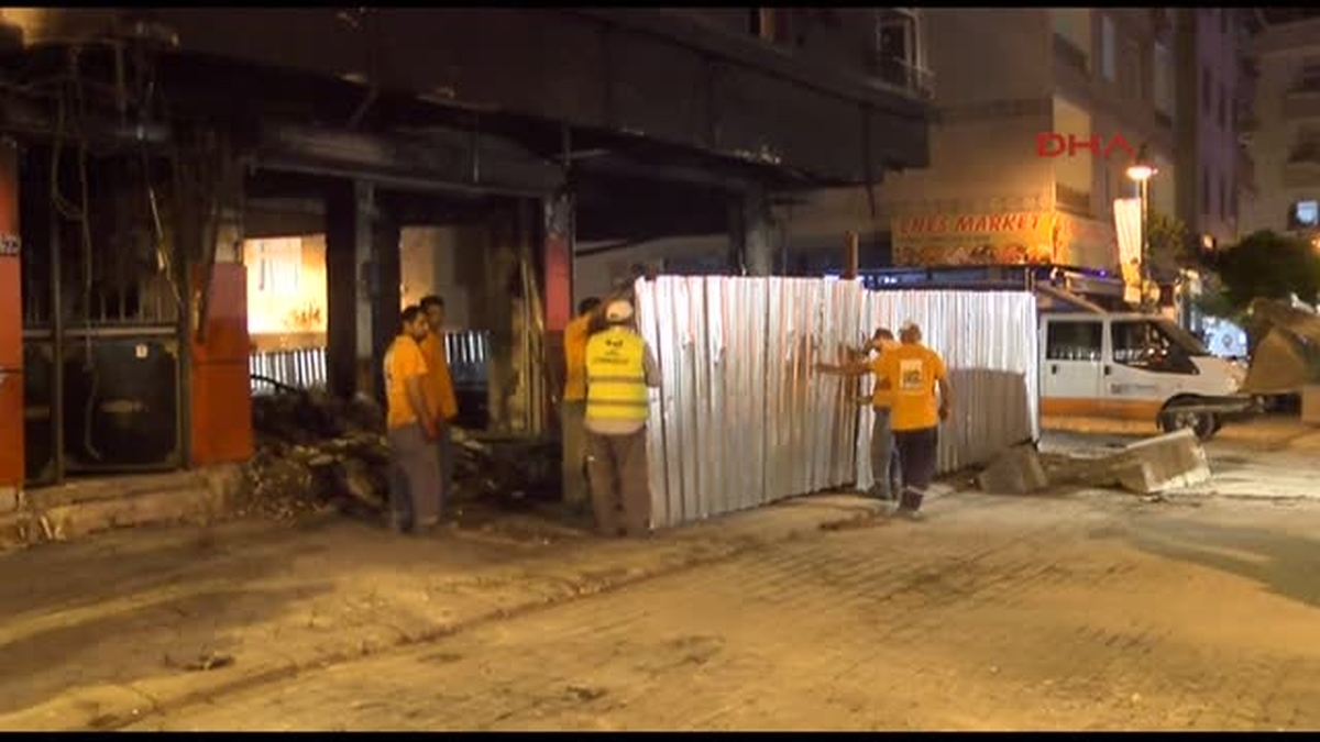 Zeytinburnu\'nda 4 Katlı Binada Meydana Gelen Patlamanın Ardından Olay Yerinde Yapılan Temizlik ve...