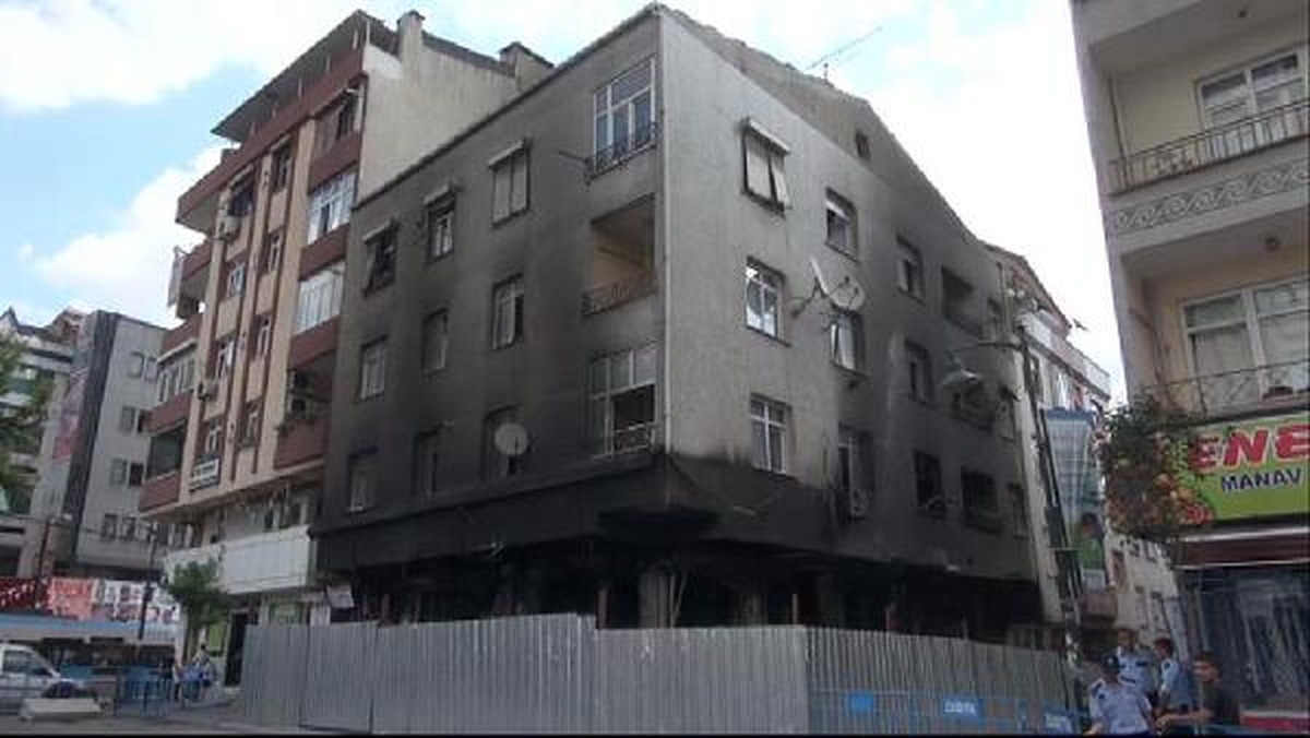Zeytinburnu\'ndaki Patlama: Ekipler İnceleme İçin Binaya Geldi