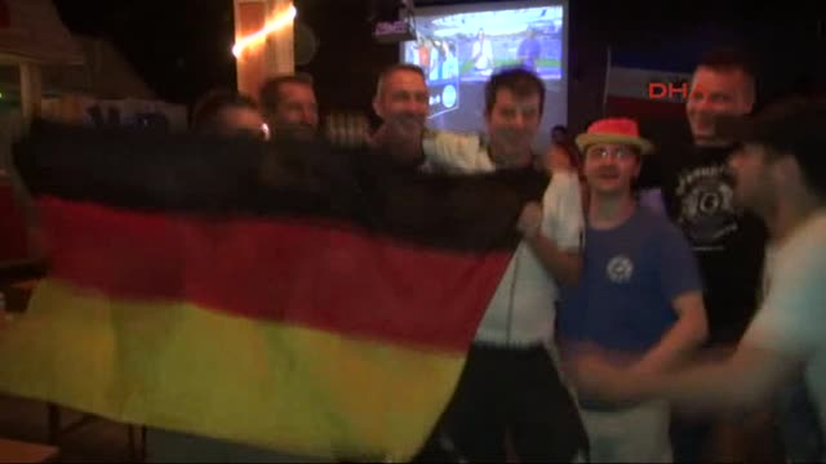 0 Mağlup Ederek Şampiyon Olduğu 2014 FIFA Dünya Kupası Finalini Kışlada Kurulan Dev Ekranda...