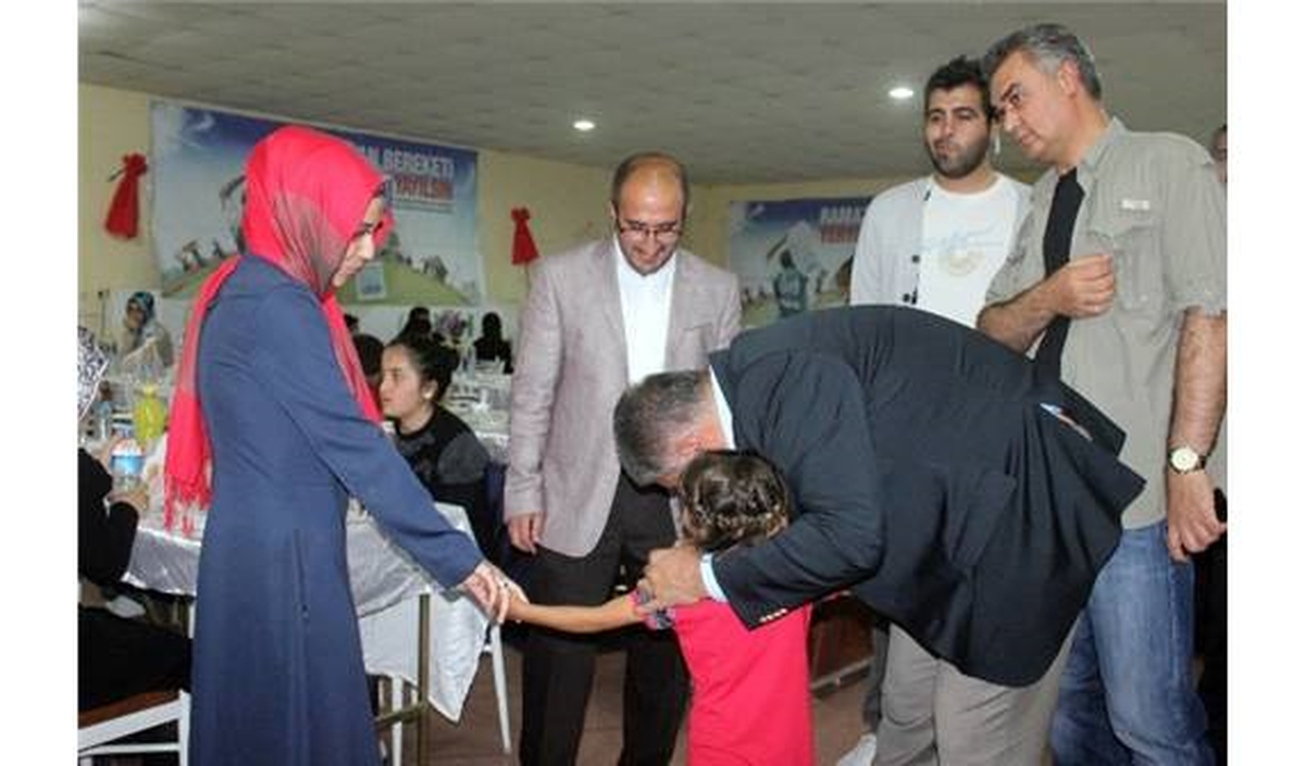 Ağrı\'da Yetimler İçin İftar Yemeği Verildi
