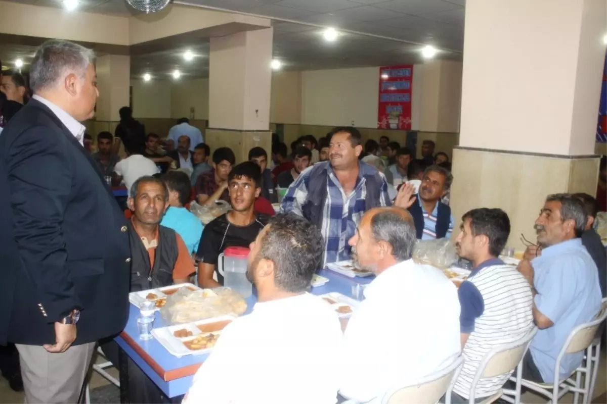 Ağrı Valisi Tekinarslan, İftarda Vatandaşlarla Buluştu