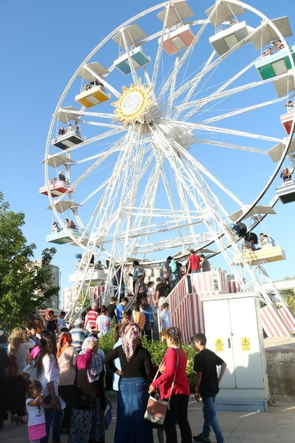 Aksaray\'da Yetim Çocuklar Lunaparkta Eğlendi