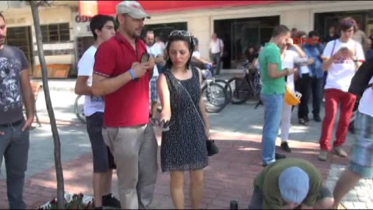 Ankara\'nın Bakanlıklar Semtinde Bulunan Matenci Anıtı Önünde Dün Akşam Saatlerinde Toplanan Bir...